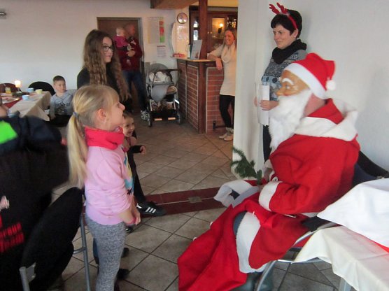 Weihnachtsfeier mit Spenden&uuml;bergabe (Foto: Domizil)