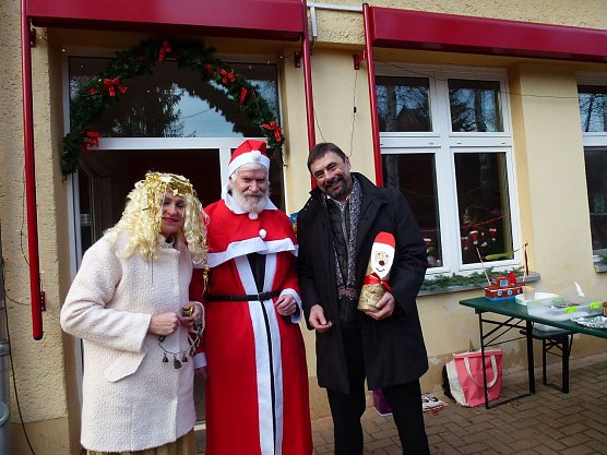 Weihnachtsmarkt in der "Anne Frank" (Foto: Jürgen Kieper) Weihnachtsmarkt in der "Anne Frank" (Foto: Jürgen Kieper)