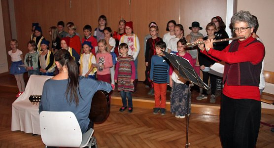 Begeisternde Weihnachtsfeier in der Schule (Foto: Karl-Heinz Herrmann) Begeisternde Weihnachtsfeier in der Schule (Foto: Karl-Heinz Herrmann)