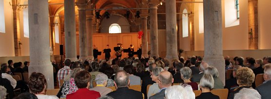 Ansturm auf Noten mit Dip (Foto: Karl-Heinz Herrmann)