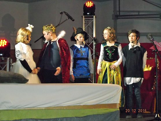 Weihnachtspremiere der Kurstadt-Grundschule (Foto: J. Springsguth) Weihnachtspremiere der Kurstadt-Grundschule (Foto: J. Springsguth)