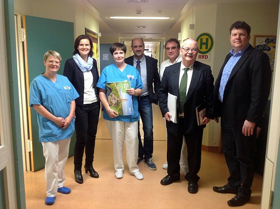 Weihnachtsbesuche der Landrätin im Kyffhäuserkreis (Foto: Landratsamt Kyffhäuserkreis) Weihnachtsbesuche der Landrätin im Kyffhäuserkreis (Foto: Landratsamt Kyffhäuserkreis)