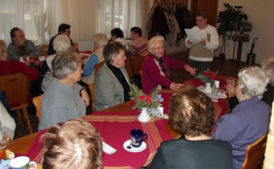 Kaffeetafel mit Geburtstagskindern im WB 4 (Foto: Thomas Leipold) Kaffeetafel mit Geburtstagskindern im WB 4 (Foto: Thomas Leipold)