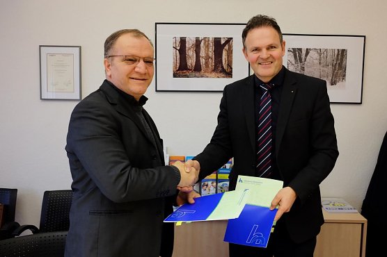 HSN-Pr&auml;sident, Prof. Dr. J&ouml;rg Wagner, und der Pr&auml;sident der Azad University South Tehran Branch, Prof. Dr. Behrouz Daneshian, unterzeichneten einen gemeinsamen Kooperationsvertrag (Foto: Tina Bergknapp)