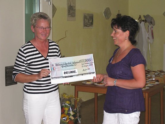 Scheck an Volkssolidarit&auml;t (Foto: MDB Naumann)