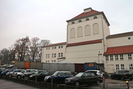 Ein Anbau könnte mehr Platz schaffen und bessere Arbeitsbedingungen bieten (Foto: Angelo Glashagel) Ein Anbau könnte mehr Platz schaffen und bessere Arbeitsbedingungen bieten (Foto: Angelo Glashagel)