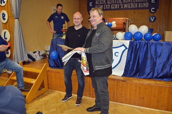 Fußballer beim Skat (Foto: Privat) Fußballer beim Skat (Foto: Privat)