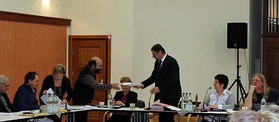 Unterschriften übergeben (Foto: Karl-Heinz Herrmann) Unterschriften übergeben (Foto: Karl-Heinz Herrmann)