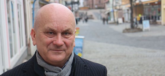 Manfred Grund vor seinem B&uuml;ro in Heiligenstadt (Foto: Angelo Glashagel)