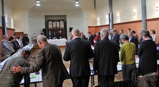 Gedenkminute im Kreistag (Foto: Karl-Heinz Herrmann)