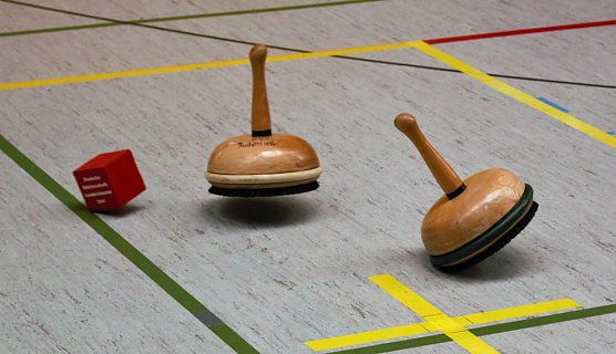 Eisstockschie&szlig;en in der Turnhalle (Foto: Martin Kropka)