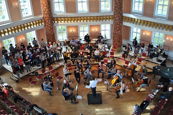 Vor "Dip" ins Achteckhaus (Foto: Landesmusikakademie) Vor "Dip" ins Achteckhaus (Foto: Landesmusikakademie)