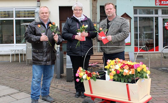 Die Linke verteilt Rosen (Foto: Karl-Heinz Herrmann)