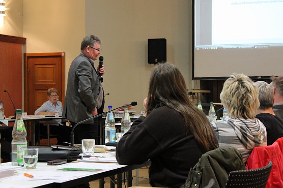 "Neues" Rathaus vorgestellt (Foto: Karl-Heinz Herrmann) "Neues" Rathaus vorgestellt (Foto: Karl-Heinz Herrmann)