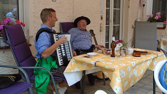 Auf zum 5. Etzlebener Flohmarkt (Foto: Peter Keßler) Auf zum 5. Etzlebener Flohmarkt (Foto: Peter Keßler)