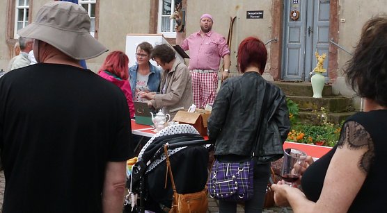 Auf zum 5. Etzlebener Flohmarkt (Foto: Peter Keßler) Auf zum 5. Etzlebener Flohmarkt (Foto: Peter Keßler)