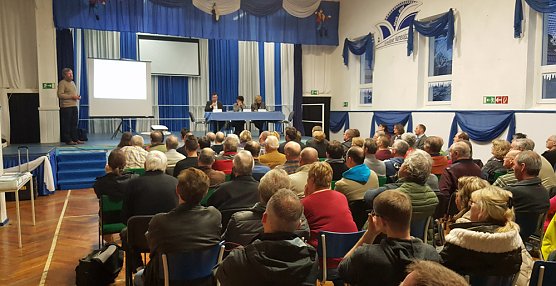 Diskussionen &uuml;ber Ortsumfahrung Greu&szlig;en (Foto: Privat)