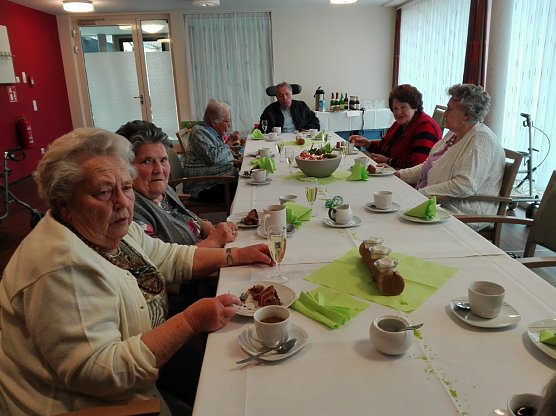 Geburtstagssingen f&uuml;r unsere Bewohner (Foto: Haus am Wippertor)