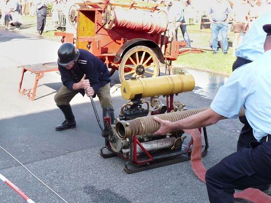 Historische Feuerwehrtechnik (Foto: Karl-Heinz Herrmann) Historische Feuerwehrtechnik (Foto: Karl-Heinz Herrmann)