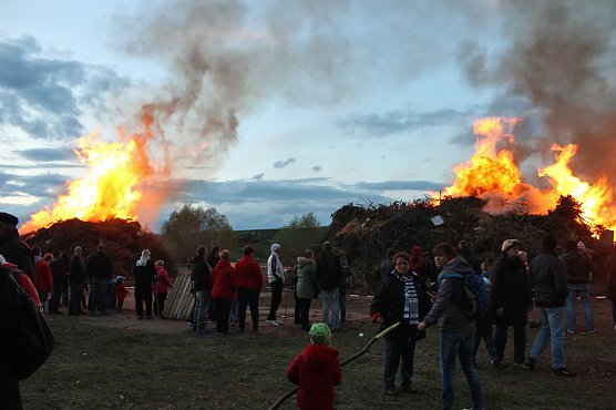 Lodernde Osterfeuer im Kreis (Foto: Karl-Heinz Herrmann)