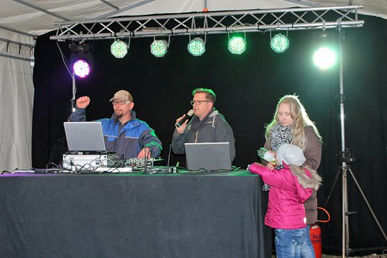 Lodernde Osterfeuer im Kreis (Foto: Karl-Heinz Herrmann)
