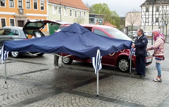 B&uuml;cher- und Sammlermarkt wird aufgebaut (Foto: Karl-Heinz Herrmann)