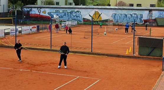 Leider k&uuml;hler Tennisauftakt (Foto: Karl-Heinz Herrmann)