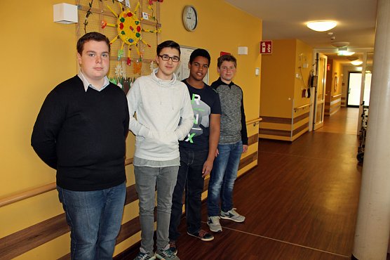 In die Pflegeberufe geschnuppert (Foto: Karl-Heinz Herrmann) In die Pflegeberufe geschnuppert (Foto: Karl-Heinz Herrmann)