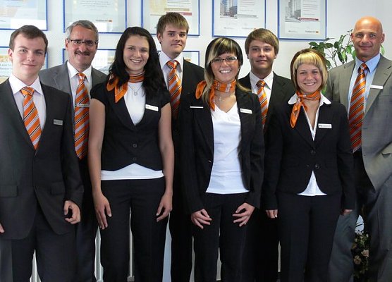 Vorstand und Azubis (Foto: Volksbank) Vorstand und Azubis (Foto: Volksbank)