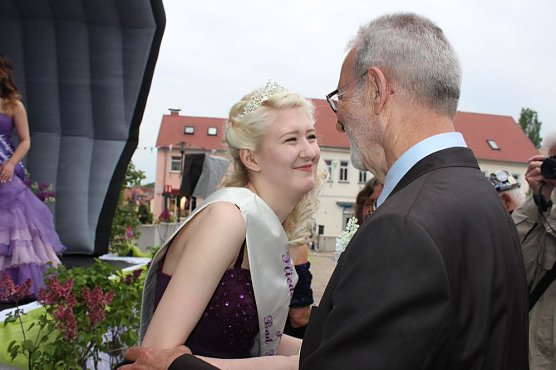 Fliederprinzessin in Amt eingef&uuml;hrt (Foto: Karl-Heinz Herrmann)