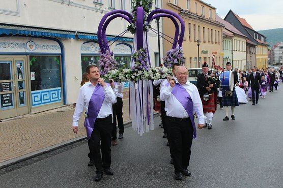 25. Fliederfesteröffnung und Verabschiedung Fliederkönigin (Foto: Karl-Heinz Herrmann) 25. Fliederfesteröffnung und Verabschiedung Fliederkönigin (Foto: Karl-Heinz Herrmann)