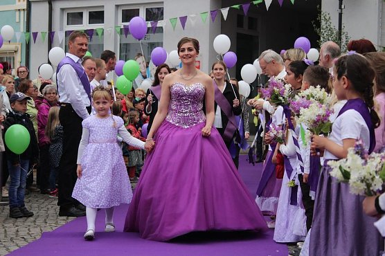 Krönung und Ansprache der neuen Fliederkönigin (Foto: Karl-Heinz Herrmann) Krönung und Ansprache der neuen Fliederkönigin (Foto: Karl-Heinz Herrmann)