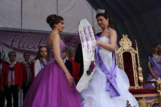 Krönung und Ansprache der neuen Fliederkönigin (Foto: Karl-Heinz Herrmann) Krönung und Ansprache der neuen Fliederkönigin (Foto: Karl-Heinz Herrmann)