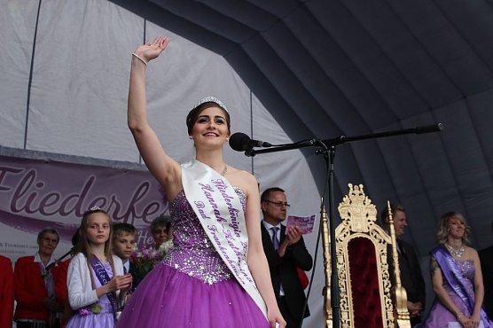 Krönung und Ansprache der neuen Fliederkönigin (Foto: Karl-Heinz Herrmann) Krönung und Ansprache der neuen Fliederkönigin (Foto: Karl-Heinz Herrmann)