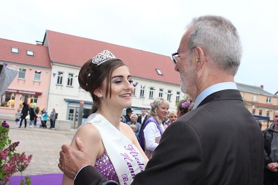 Krönung und Ansprache der neuen Fliederkönigin (Foto: Karl-Heinz Herrmann) Krönung und Ansprache der neuen Fliederkönigin (Foto: Karl-Heinz Herrmann)