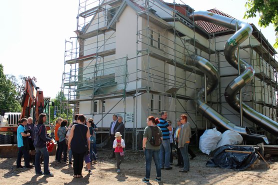 Bauvorhaben erläutert (Foto: Karl-Heinz Herrmann) Bauvorhaben erläutert (Foto: Karl-Heinz Herrmann)