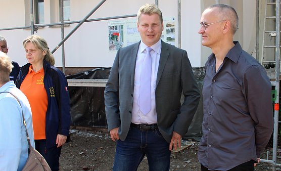 Bauvorhaben erläutert (Foto: Karl-Heinz Herrmann) Bauvorhaben erläutert (Foto: Karl-Heinz Herrmann)