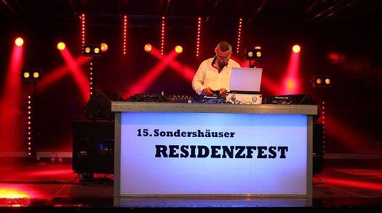 Feuchter Beginn beim Residenzfest (Foto: Karl-Heinz Herrmann)