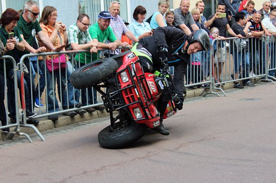 Spektakul&auml;re Stuntshow (Foto: Karl-Heinz Herrmann)
