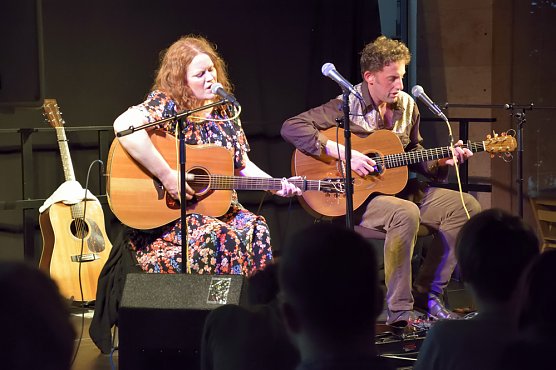Rückblick zum Konzert von Joseph Parsons (solo) und dem Duo DOGHOUSE ROSES (Foto: Fred Böhme) Rückblick zum Konzert von Joseph Parsons (solo) und dem Duo DOGHOUSE ROSES (Foto: Fred Böhme)
