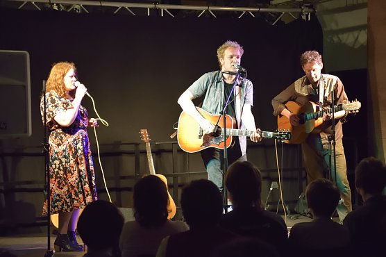 Rückblick zum Konzert von Joseph Parsons (solo) und dem Duo DOGHOUSE ROSES (Foto: Fred Böhme) Rückblick zum Konzert von Joseph Parsons (solo) und dem Duo DOGHOUSE ROSES (Foto: Fred Böhme)