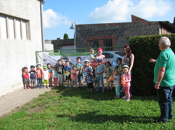 Kita übte Straßenverkehr (Foto: Bernd Müller) Kita übte Straßenverkehr (Foto: Bernd Müller)