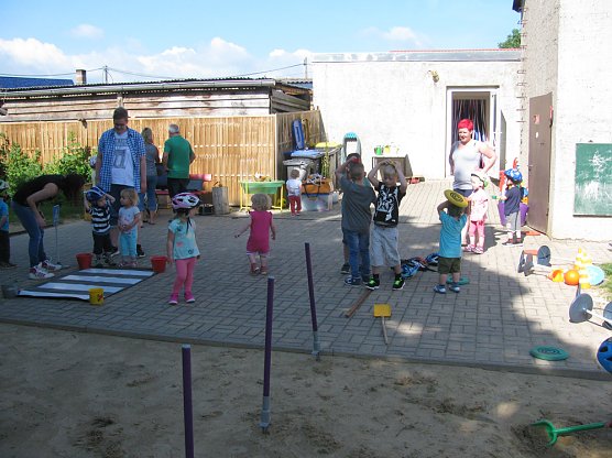 Kita übte Straßenverkehr (Foto: Bernd Müller) Kita übte Straßenverkehr (Foto: Bernd Müller)