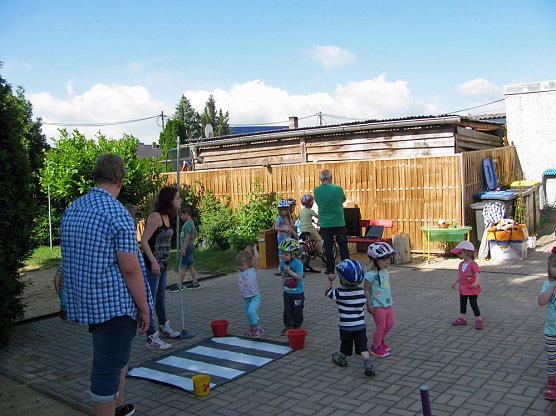 Kita übte Straßenverkehr (Foto: Bernd Müller) Kita übte Straßenverkehr (Foto: Bernd Müller)