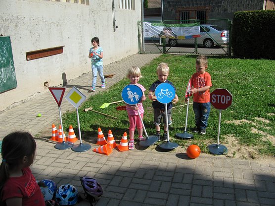 Kita übte Straßenverkehr (Foto: Bernd Müller) Kita übte Straßenverkehr (Foto: Bernd Müller)