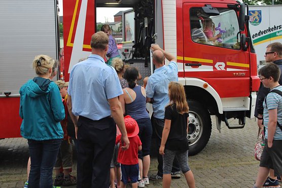 Fahrt mit einem Feuerwehrauto (Foto: Karl-Heinz Herrmann) Fahrt mit einem Feuerwehrauto (Foto: Karl-Heinz Herrmann)