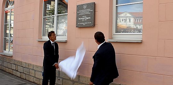 Ehrentafel für Bernhard Wagner enthüllt (Foto: Karl-Heinz Herrmann) Ehrentafel für Bernhard Wagner enthüllt (Foto: Karl-Heinz Herrmann)