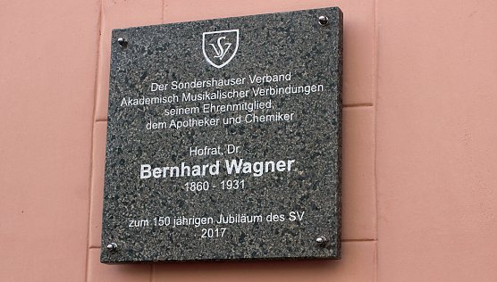 Ehrentafel für Bernhard Wagner enthüllt (Foto: Karl-Heinz Herrmann) Ehrentafel für Bernhard Wagner enthüllt (Foto: Karl-Heinz Herrmann)