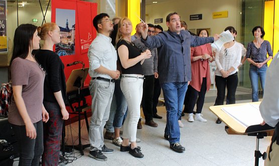 Mit Zimmermannsbleistift dirigiert (Foto: Karl-Heinz Herrmann) Mit Zimmermannsbleistift dirigiert (Foto: Karl-Heinz Herrmann)