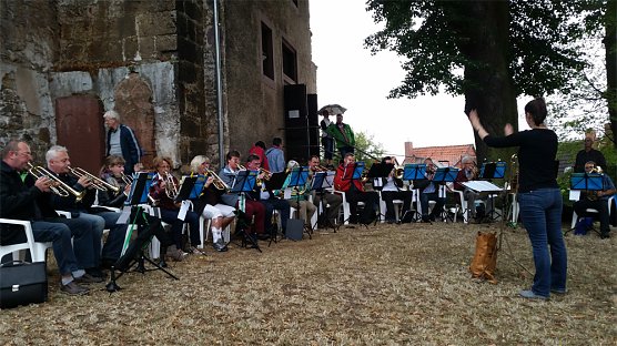 Bläserserenade am Schiefen Turm (Foto: Margit Uthleb) Bläserserenade am Schiefen Turm (Foto: Margit Uthleb)